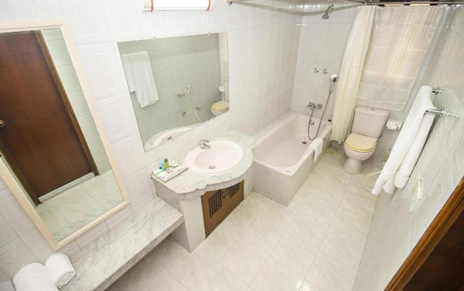 Hotel Suite Palace Baridhara ธากา ภายนอก รูปภาพ